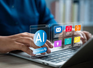 Débutant en cryptomonnaies découvrant les fondamentaux du trading automatique piloté par intelligence artificielle