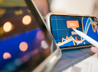 Professionnel des marchés multiples examinant Bitcoin, Ethereum et les options de devises